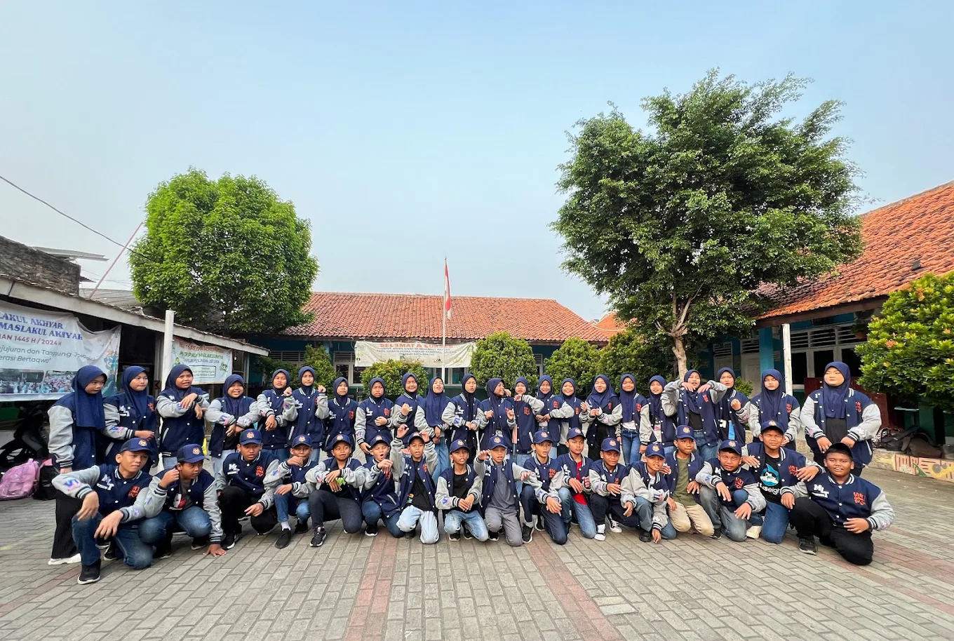 Siswa-siswi berfoto bersama sebelum kegiatan