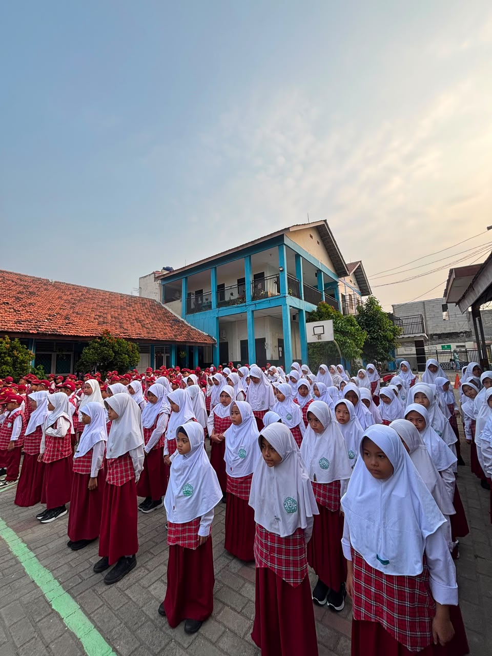 Upacara bendera rutin